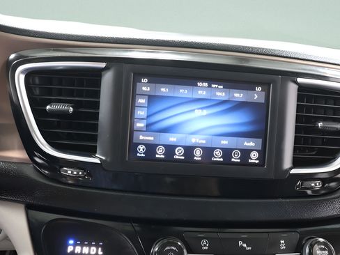 Used 2018 Chrysler Pacifica Touring-L FWD image 11