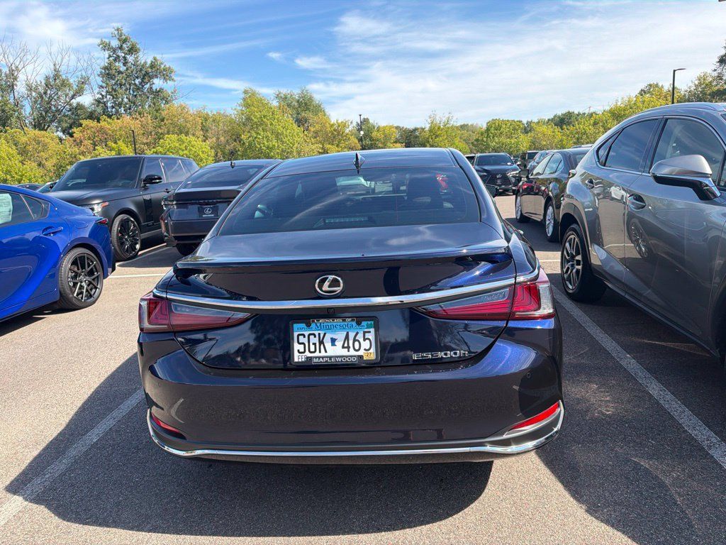Used 2025 Lexus ES 300h Ultra Luxury FWD image 8