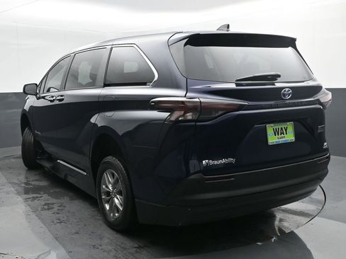 Used 2024 Toyota Sienna XLE image 4