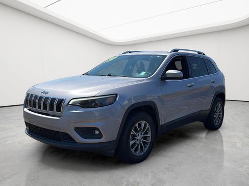 Used 2019 Jeep Cherokee Latitude Plus w/ Cold Weather Group AWD/4WD image 3