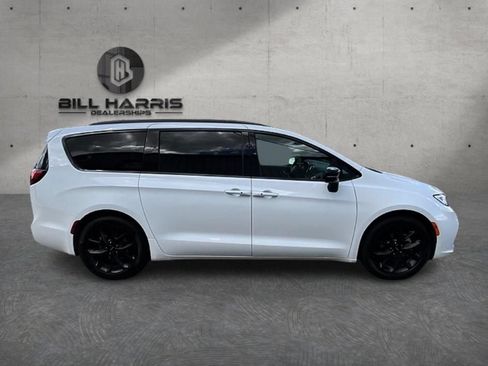 Used 2024 Chrysler Pacifica Limited w/ Uconnect Theater Family Group FWD image 4
