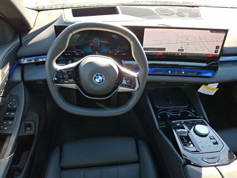 Used 2024 BMW i5 eDrive40i w/ Premium Package RWD image 11