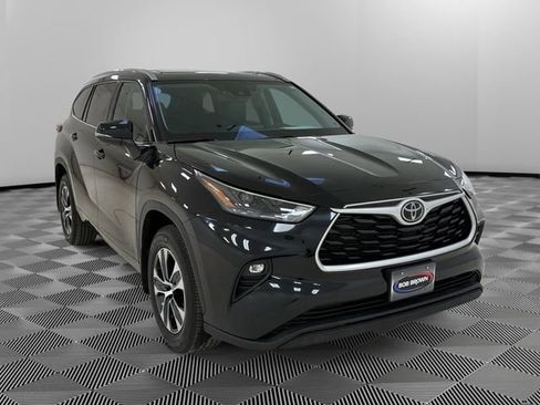 Used 2022 Toyota Highlander XLE AWD/4WD image 7