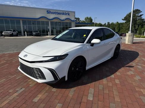 Used 2025 Toyota Camry SE w/ Convenience Package FWD image 32