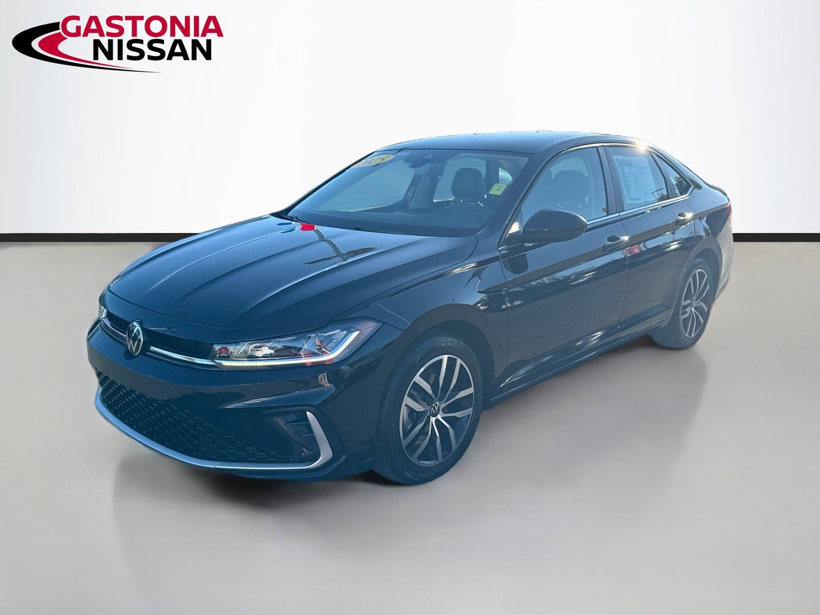 Used 2025 Volkswagen Jetta SE FWD image 3