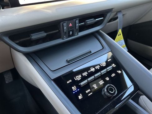 Certified 2025 Porsche Macan Electric image 15