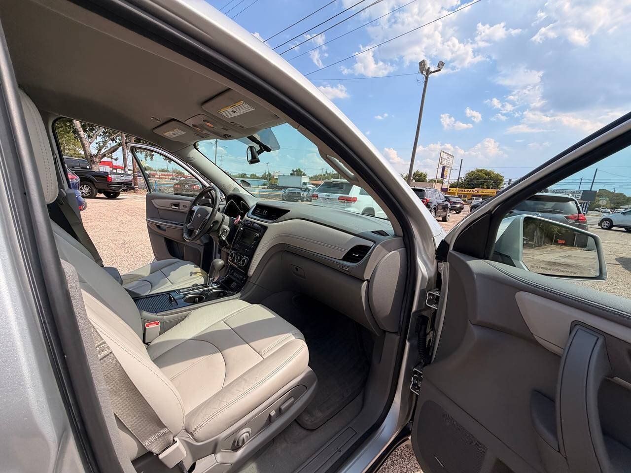 Used 2017 Chevrolet Traverse LT FWD image 12