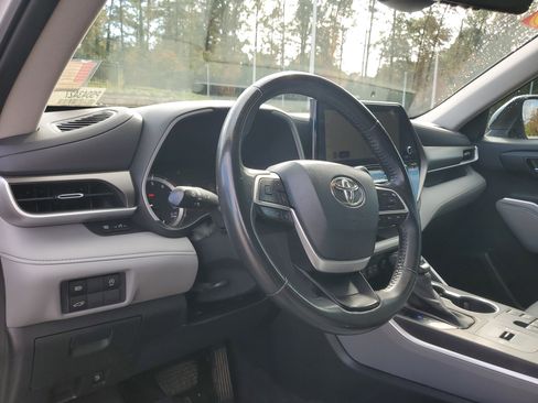 Certified 2023 Toyota Highlander XLE image 18