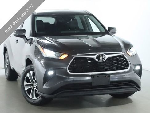Used 2023 Toyota Highlander Limited image 2