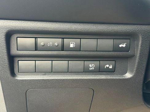 Used 2025 Mitsubishi Outlander SE image 17