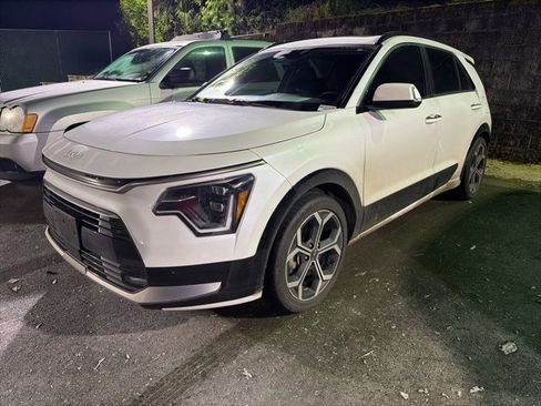 Used 2023 Kia Niro SX Touring image 3