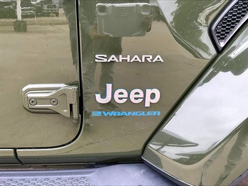 Used 2023 Jeep Wrangler Unlimited Sahara w/ Cold Weather Group AWD/4WD image 11