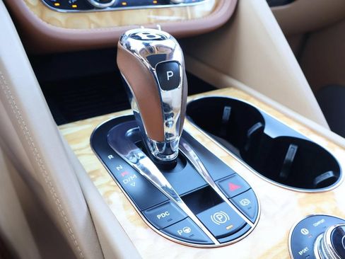 Used 2022 Bentley Bentayga AWD/4WD image 31