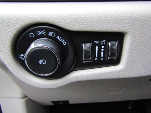 Used 2023 Chrysler Pacifica Touring-L image 24