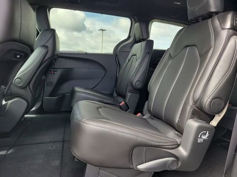 New 2026 Chrysler Pacifica Select image 8