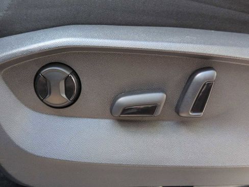 Used 2023 Volkswagen Tiguan SE R-Line image 17