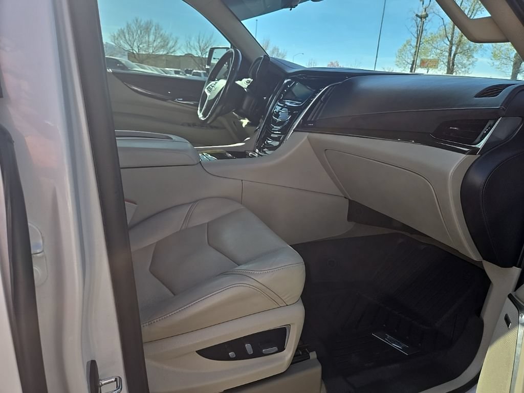 Used 2019 Cadillac Escalade Premium Luxury AWD/4WD image 31