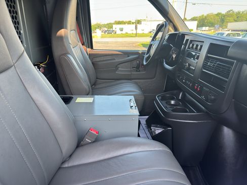 Used 2015 Chevrolet Express 2500 RWD image 14