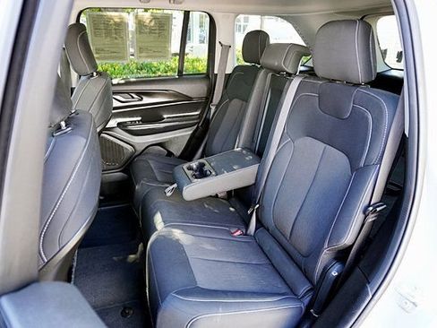 Used 2023 Jeep Grand Cherokee Laredo RWD image 16