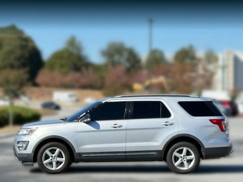 Used 2017 Ford Explorer XLT w/ Equipment Group 202A image 9