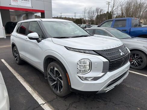 Used 2024 Mitsubishi Outlander SE image 2