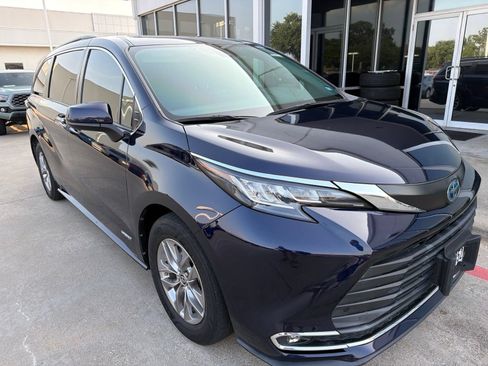Used 2021 Toyota Sienna XLE FWD image 3