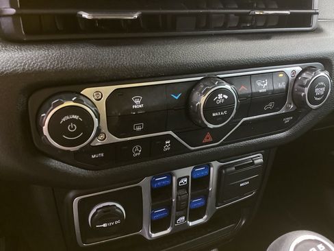 Used 2025 Jeep Wrangler Unlimited Sport AWD/4WD image 15