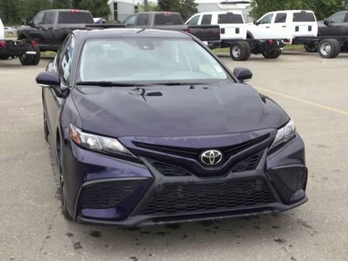 Used 2022 Toyota Camry SE image 3