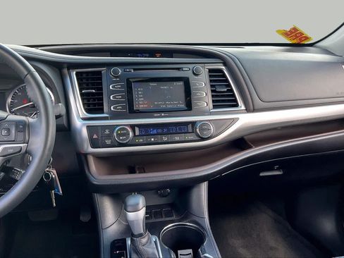 Used 2015 Toyota Highlander Plus FWD image 7