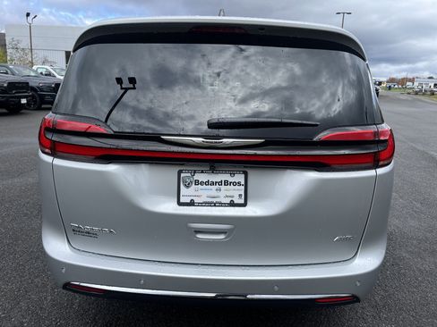 New 2026 Chrysler Pacifica Select image 4