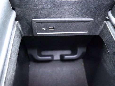 Used 2022 Mercedes-Benz GLE 350 4MATIC w/ Premium Package image 18