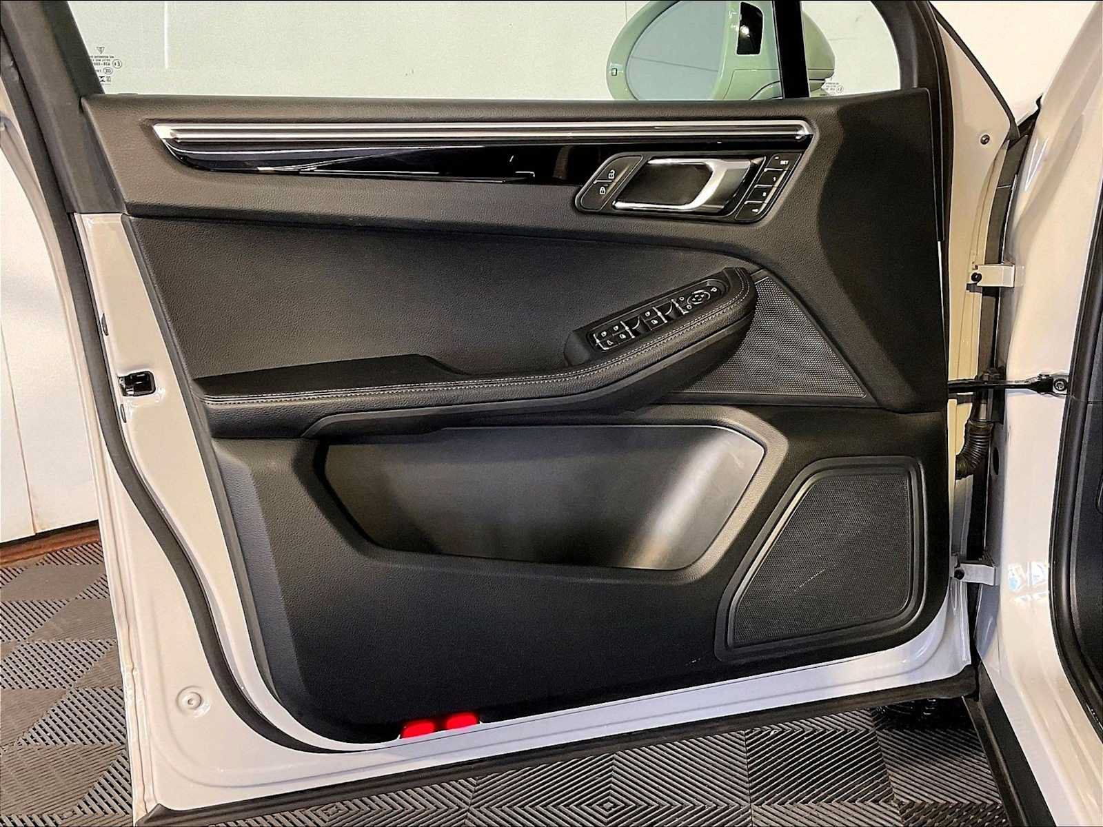 Certified 2023 Porsche Macan AWD/4WD image 25
