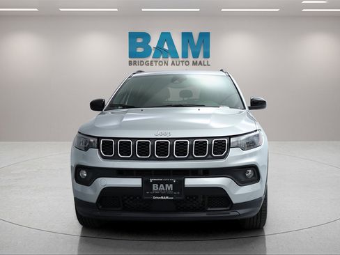 Used 2024 Jeep Compass Latitude image 12