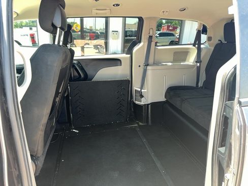 Used 2016 Dodge Grand Caravan SXT FWD image 19