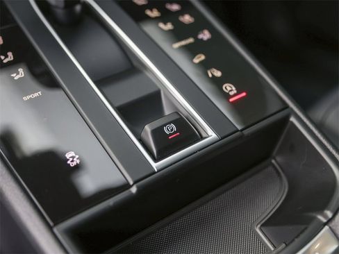 Used 2025 Porsche Macan image 28