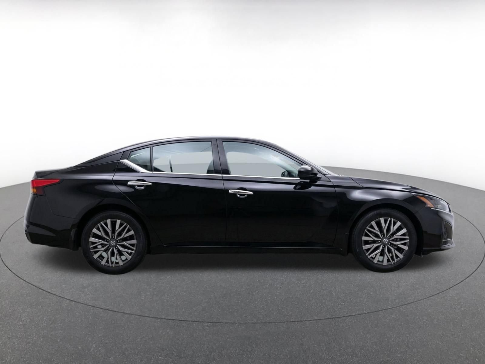 Used 2025 Nissan Altima 2.5 SV FWD image 12
