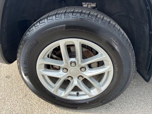 Used 2024 Jeep Grand Cherokee Laredo AWD/4WD image 12