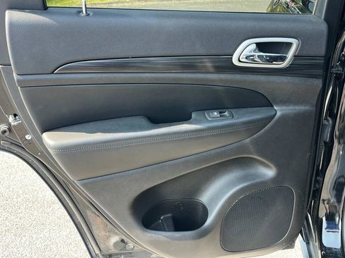 Used 2021 Jeep Grand Cherokee Laredo image 16