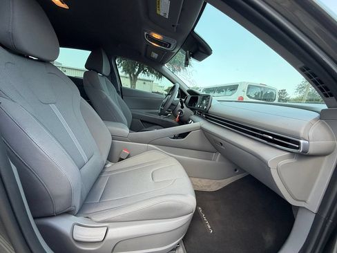 Used 2024 Hyundai Elantra SE FWD image 27