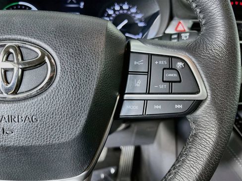 Used 2023 Toyota Sienna XLE AWD/4WD image 17