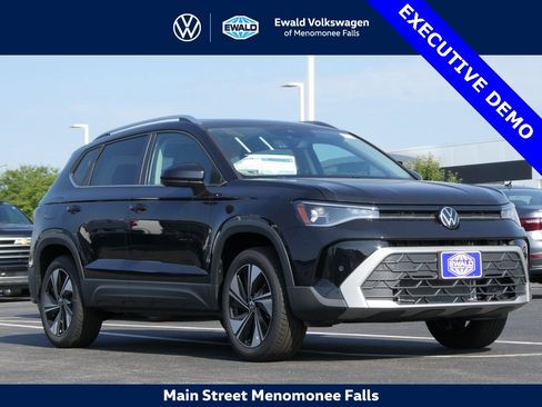 New 2025 Volkswagen Taos SE image 1