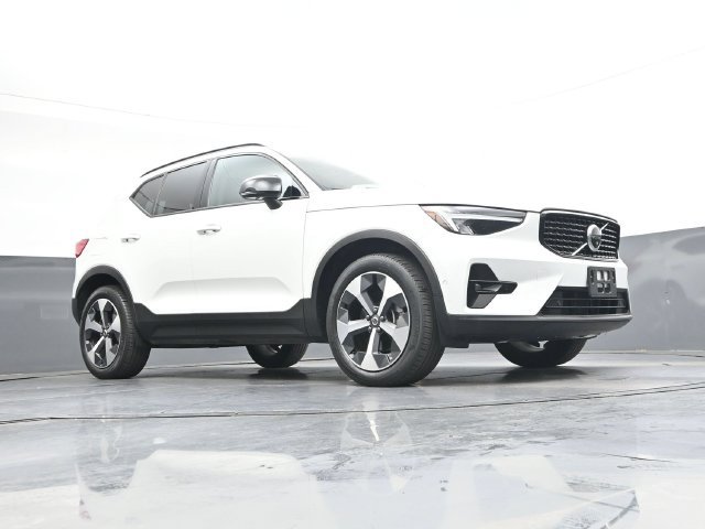 Used 2023 Volvo XC40 B4 Ultimate FWD image 29