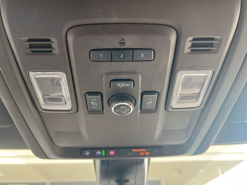 Used 2022 GMC Yukon SLT w/ SLT Luxury Package image 15