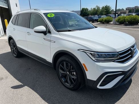 Used 2024 Volkswagen Tiguan SE w/ Panoramic Sunroof Package FWD image 7