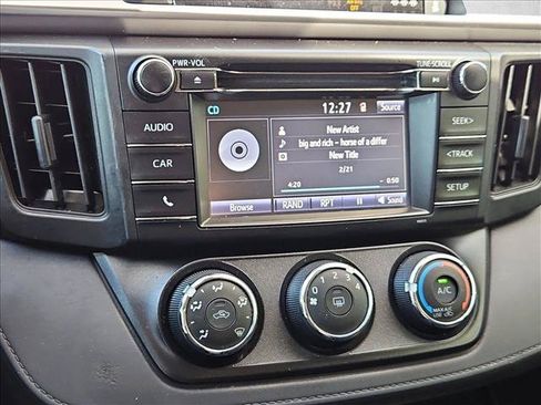 Used 2018 Toyota RAV4 LE FWD image 12