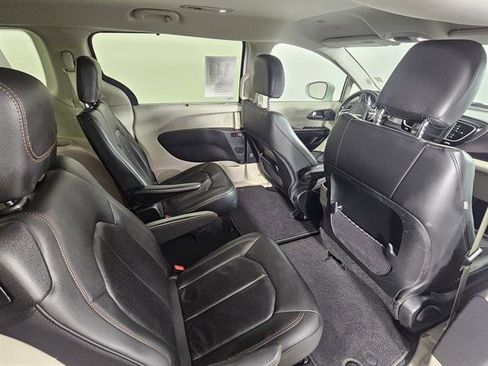 Used 2020 Chrysler Pacifica Touring-L image 19
