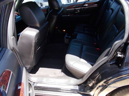 Used 2011 Lincoln Town Car Executive L RWD image 15