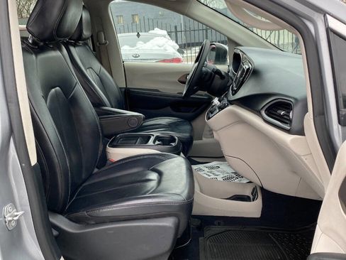 Used 2020 Chrysler Voyager Lxi image 7