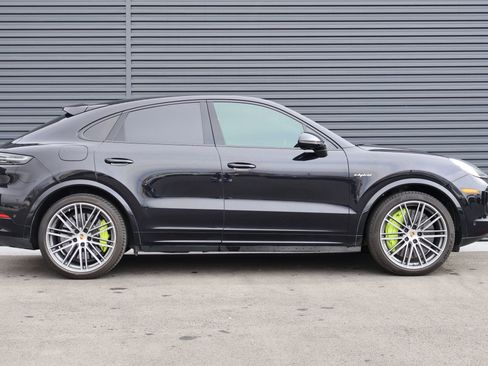 Certified 2022 Porsche Cayenne Turbo S AWD/4WD image 9