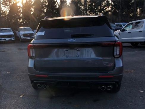 Used 2025 Ford Explorer ST image 2